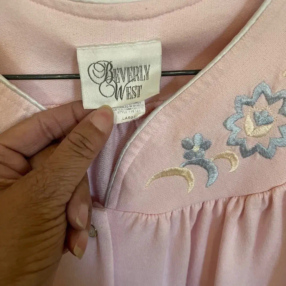 Beverly West Women's Pink Embroidered Button-Down Robe Large
